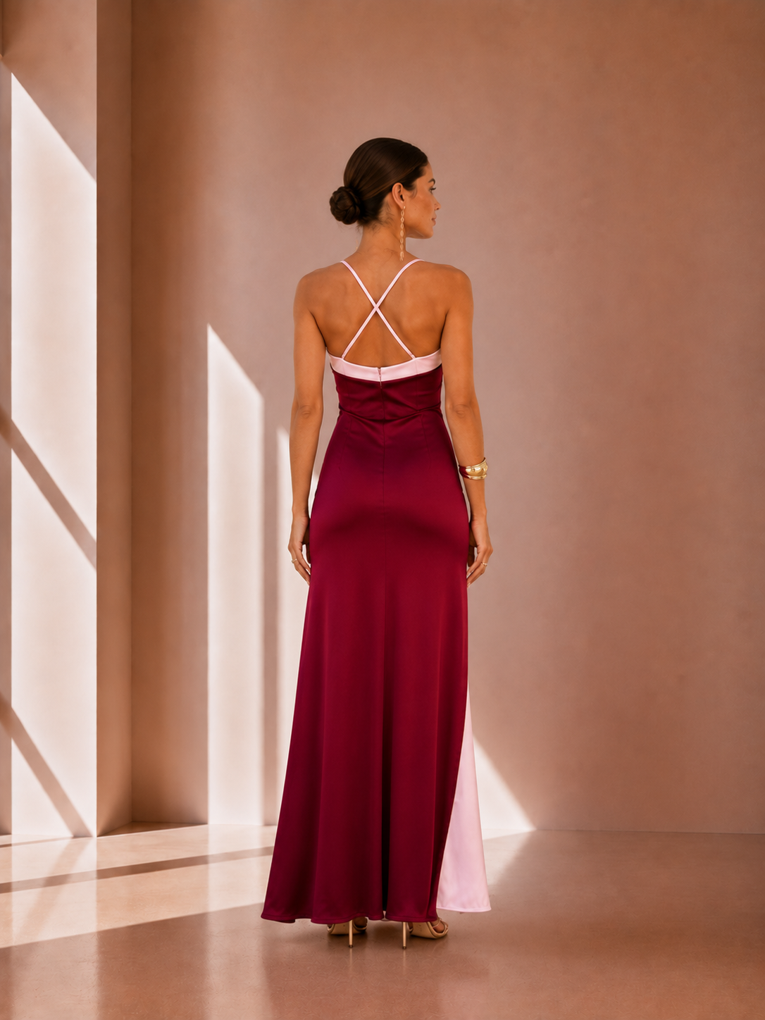 Vestido largo satinado con escote cruzado