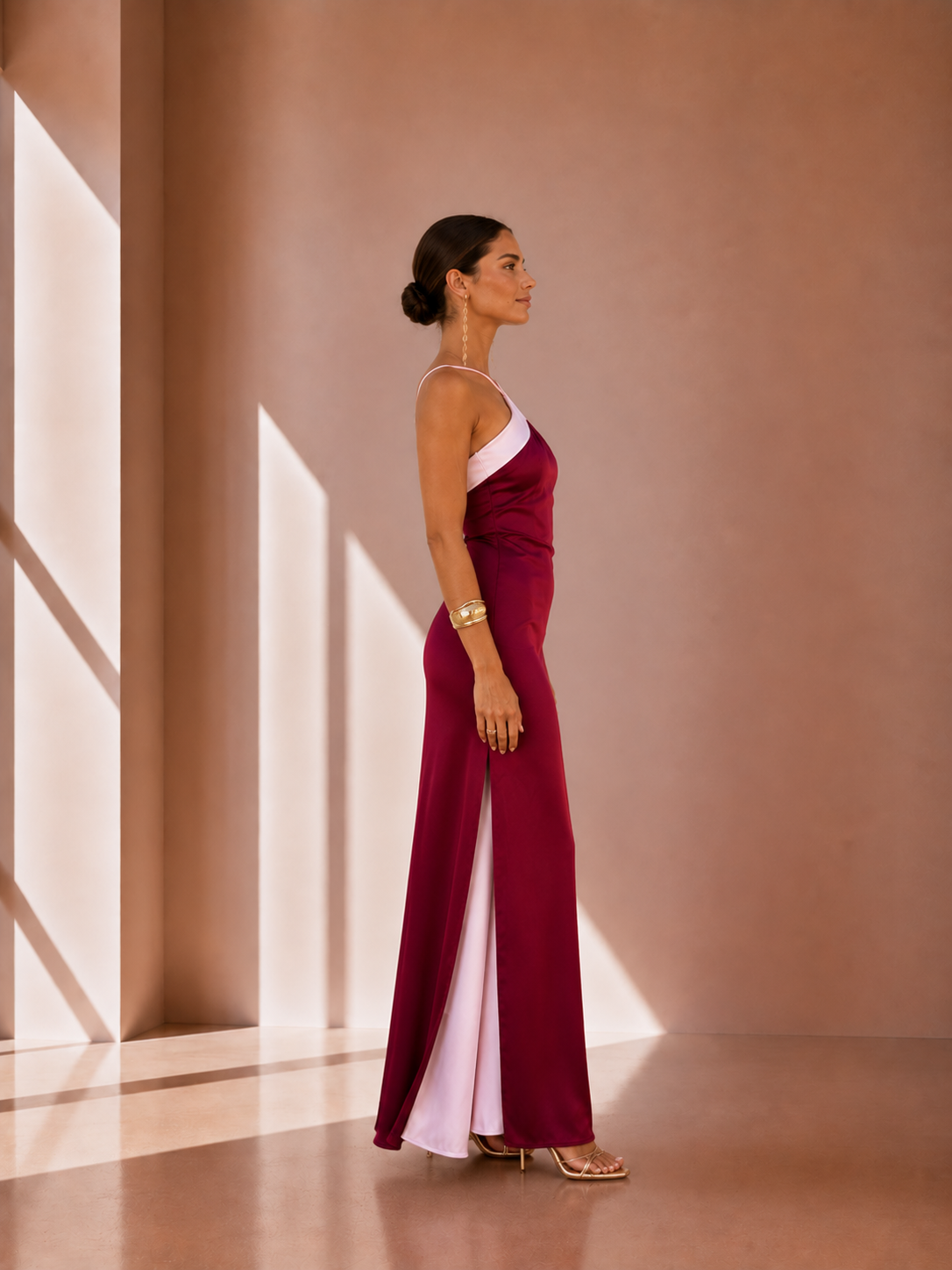 Vestido largo satinado con escote cruzado
