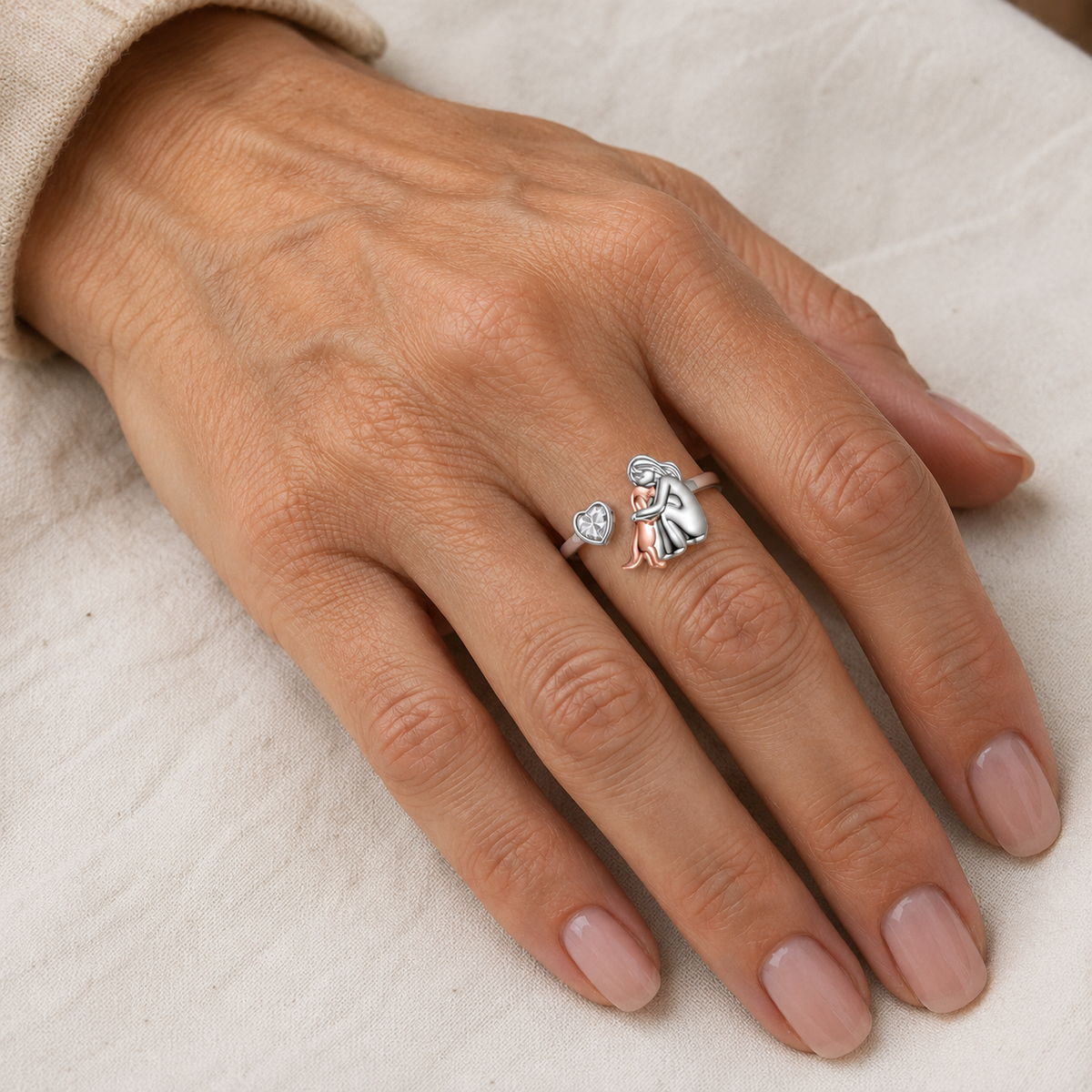 El Abrazo Eterno — Anillo Ajustable con Grabado