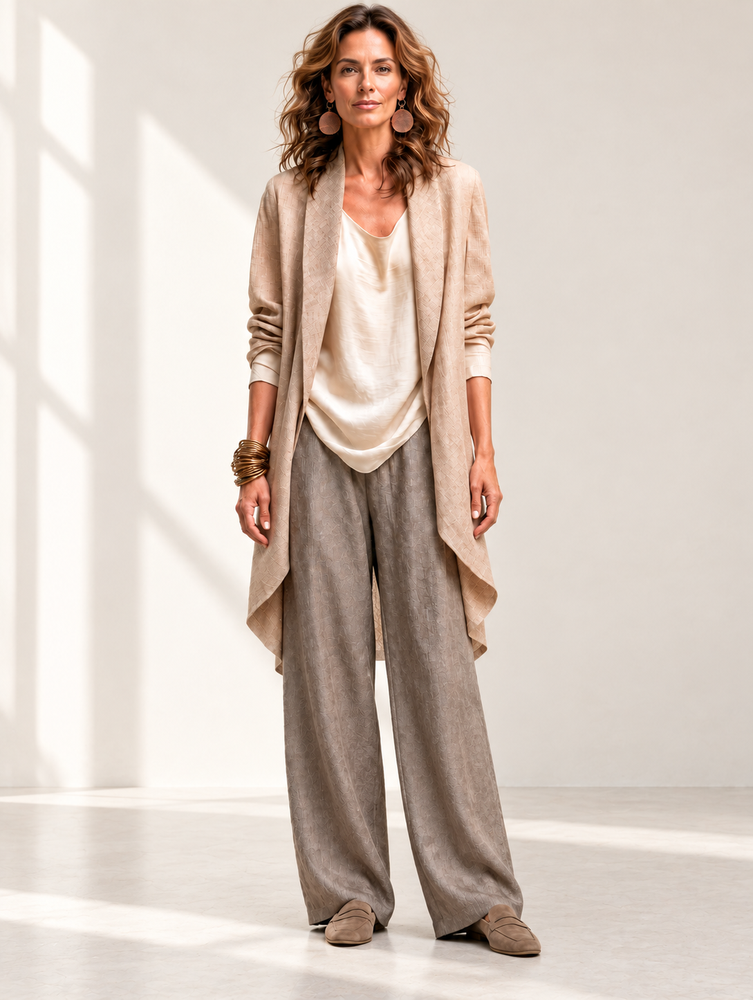 Costanza | Conjunto elegante de tres piezas en beige y gris con pantalón palazzo a capas