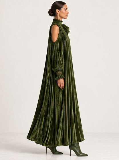 Rosa | Vestido largo plisado verde oliva con detalle floral en el hombro
