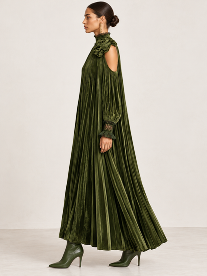 Rosa | Vestido largo plisado verde oliva con detalle floral en el hombro