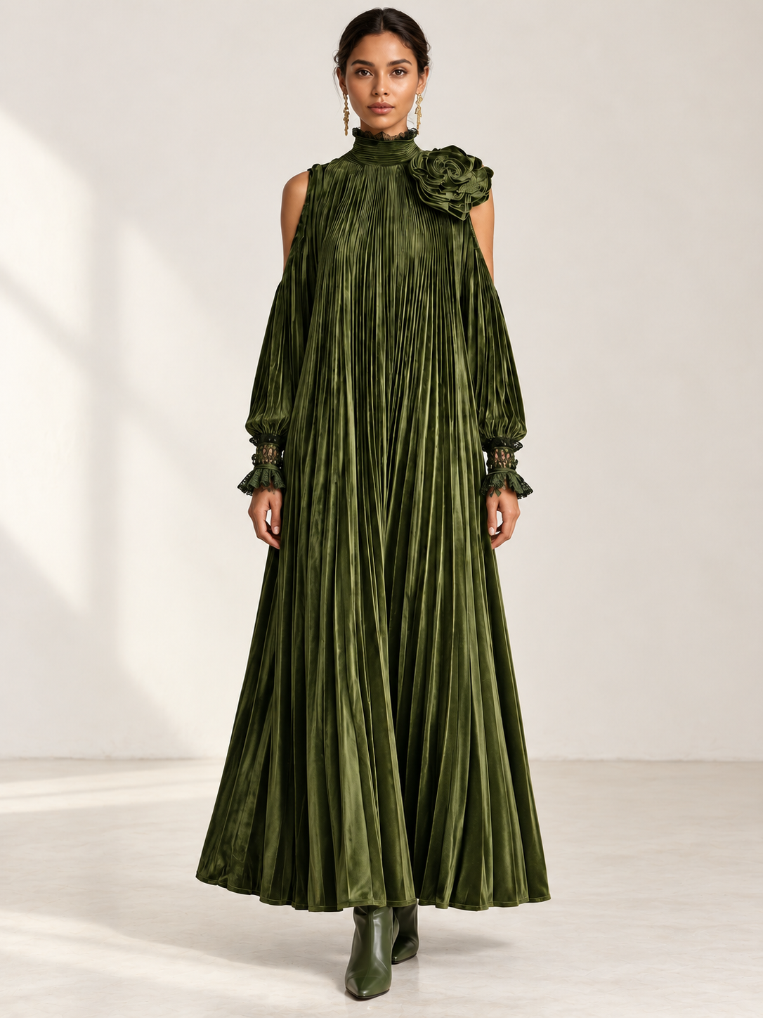 Rosa | Vestido largo plisado verde oliva con detalle floral en el hombro