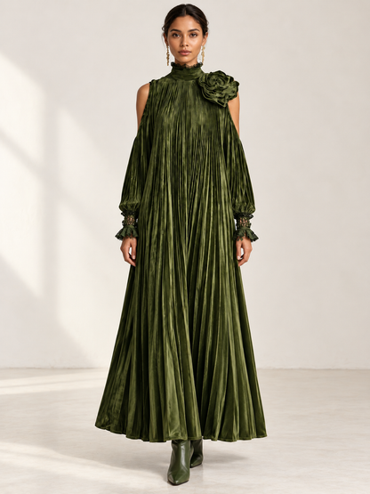 Rosa | Vestido largo plisado verde oliva con detalle floral en el hombro