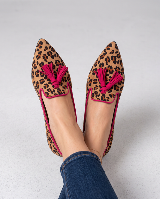 Mocasín Ginebra — Leopardo Gamuzado, Borlas Fucsia