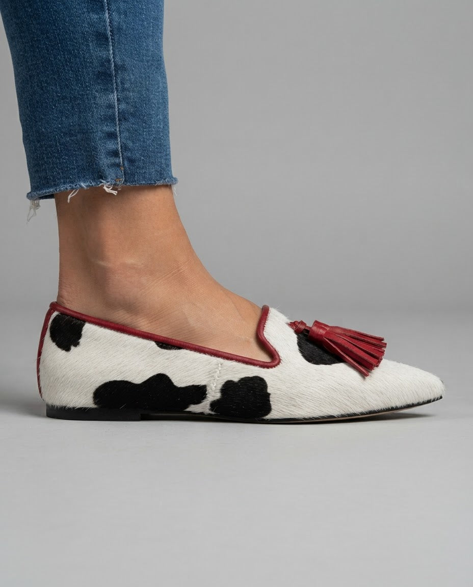 Mocasín Ginebra — Vaca Blanco y Negro, Borlas Rojas