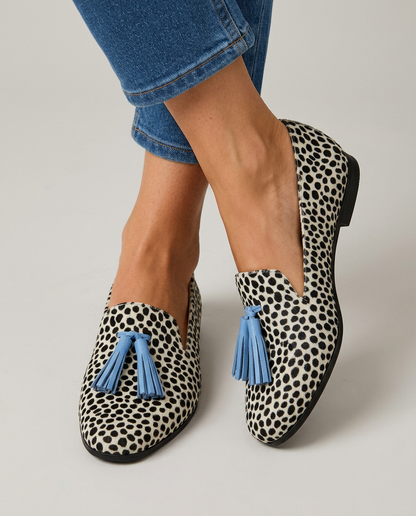 Mocasines Nadia — Leopardo Blanco y Negro con Borlas Azules